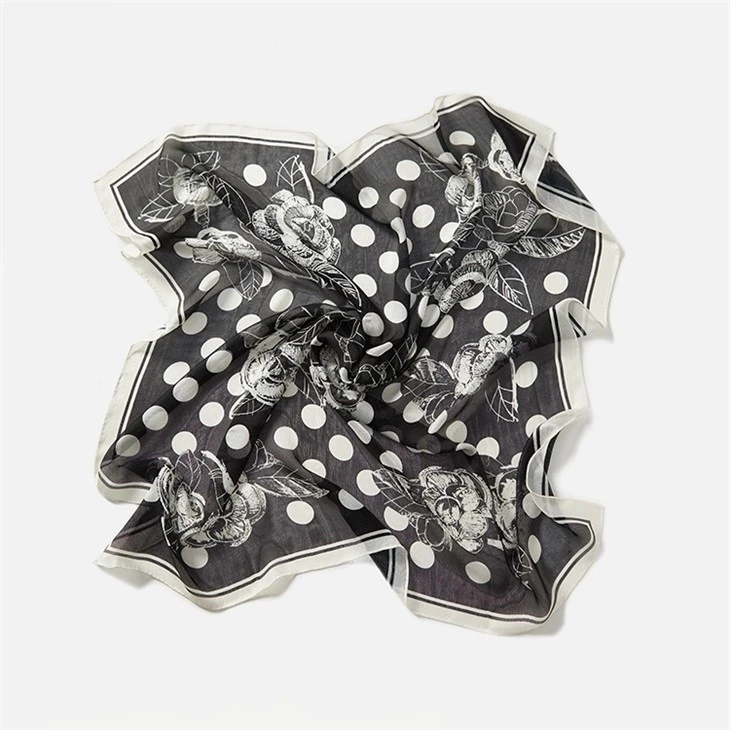 Maßgeschneiderter Seidenschal im klassischen Schwarz-Weiß-Design mit Polka Dots